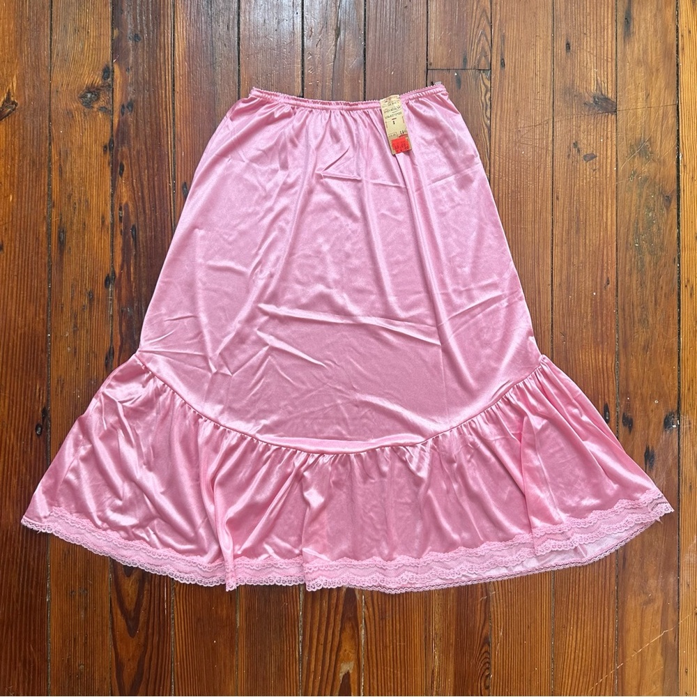 NWT Vintage late 1970s Interludes by Cira pink tiered hem nylon midi slip Small